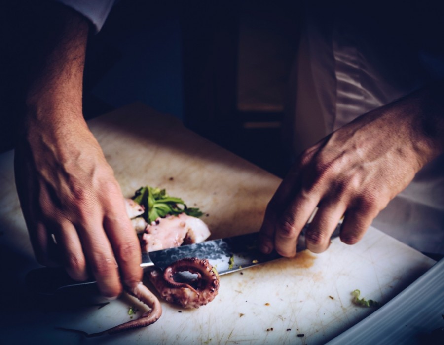 Quelles sont les astuces et les utilisations en cuisine pour un couteau au sabot ?
