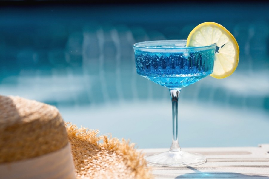 Comment préparer un cocktail bleu avec ou sans alcool ?
