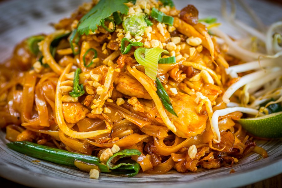 Quels plats sont traditionnellement accompagnés de la sauce thaï ?