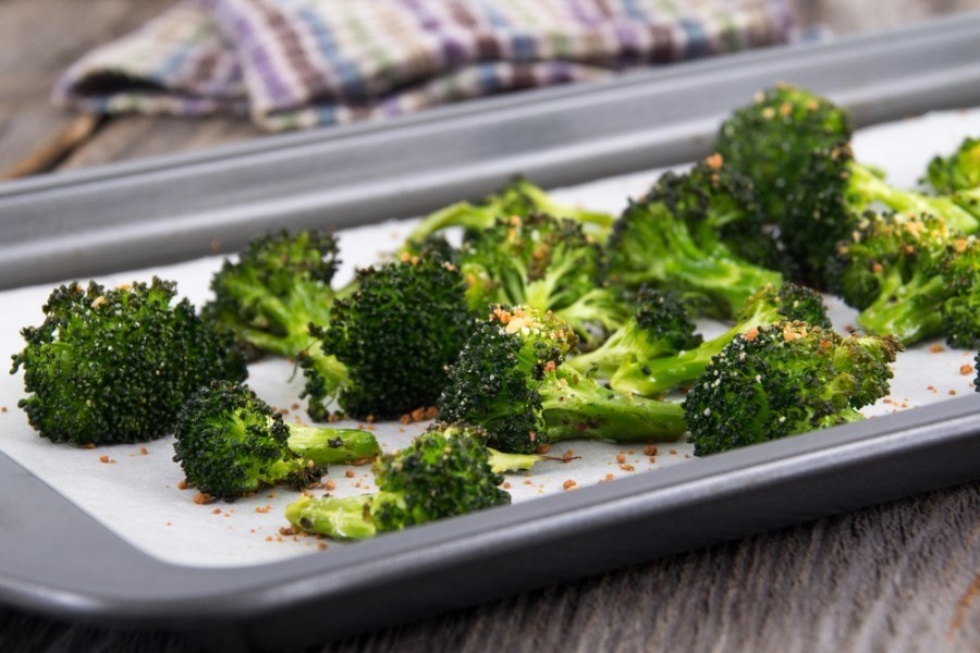 Quels sont les ingrédients nécessaires pour préparer des brocolis au four ?